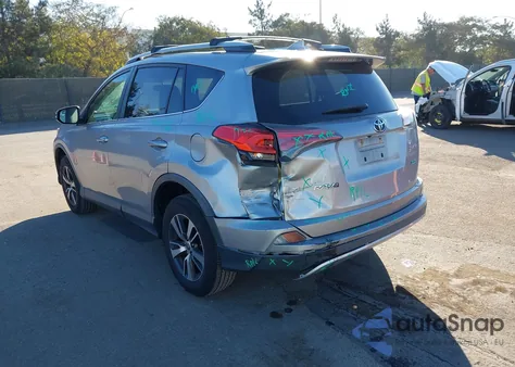 2016 Toyota Rav4 Xle z USA, uszkodzony, nr VIN 2T3WFREV7GW303736